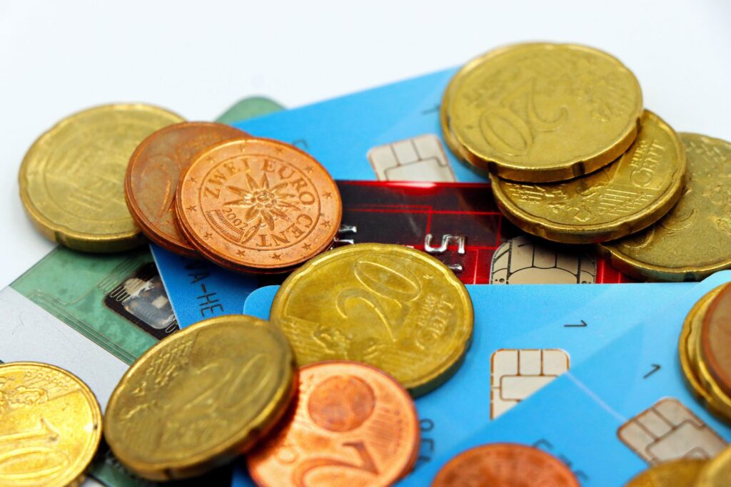 Monedas de euro y tarjetas bancarias